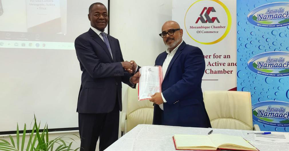 Lucas Chachine, Presidente da CCM (à esquerda) e Mauro Pereira, Presidente do Pelouro de Política Fiscal e Aduaneira da CCM (à direita) Lucas Chachine, Presidente da Câmara de Comércio de Moçambiqe (a esquerda), entrega o termo de posse a Mauro Pereira, empossado como Presidente do Pelouro de Política Fiscal e Aduaneira. Decano do despacho moçambicano e referência beirense